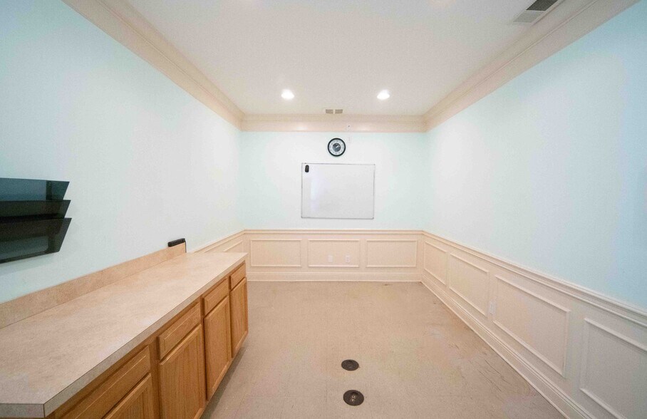 More Photos Of 3375 Blackmore Rd, Perry Light Manufacturing For Sale