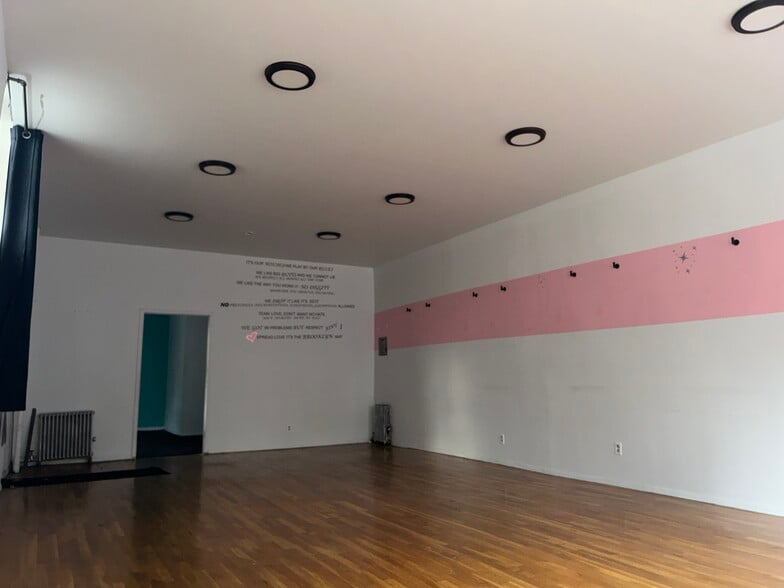 More Photos Of 1067 Manhattan Ave, Brooklyn Office Residential For Lease