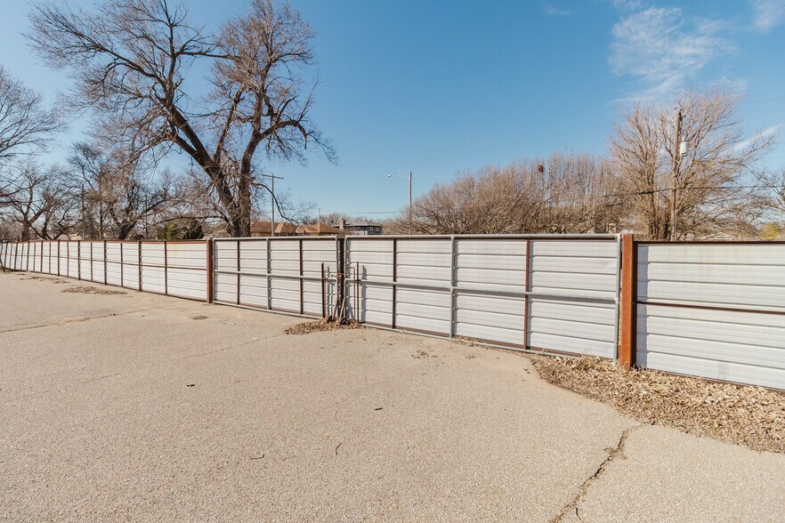 More Photos Of 3101 S Broadway St, Wichita Freestanding For Sale