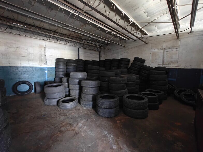 More Photos Of 18300 US Highway 19 N, Clearwater Auto Repair For Lease