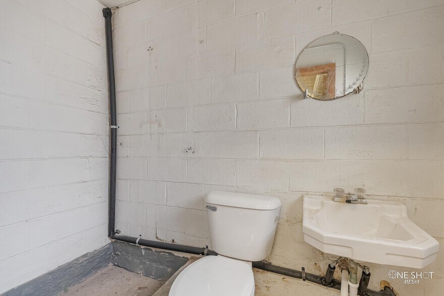 More Photos Of 1929 S Treadaway Blvd, Abilene Showroom For Lease