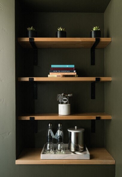 More Photos Of 527-537 State St, Santa Barbara Hotel For Lease