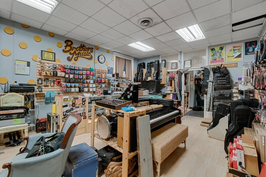 More Photos Of 2112 N Charles St, Baltimore Office For Sale