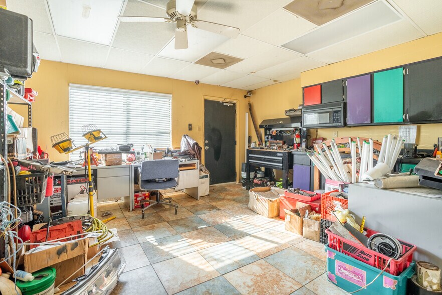 More Photos Of 2606 Shaver St, Pasadena Auto Dealership For Lease