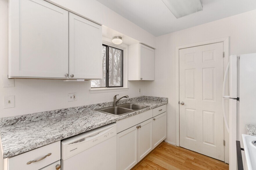 More Photos Of 223 Summit Rdg, White Lake Apartments For Sale