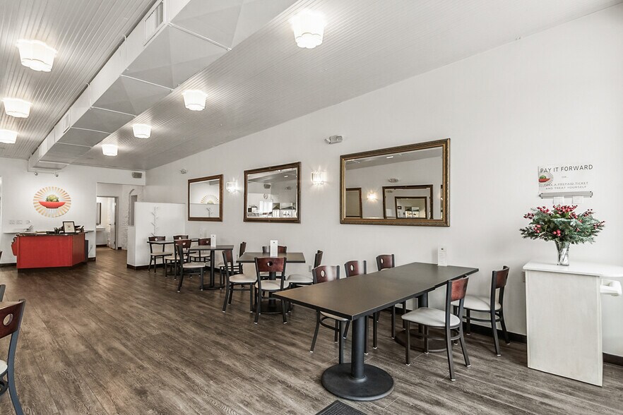 More Photos Of 618 Oak St, Baraboo General Retail For Sale