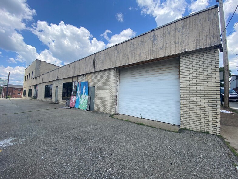 More Photos Of 537 Lincoln Hwy, East McKeesport Storefront For Sale