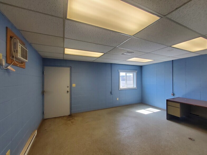 More Photos Of 1390 Commercial Way, Clarkston Manufacturing For Sale