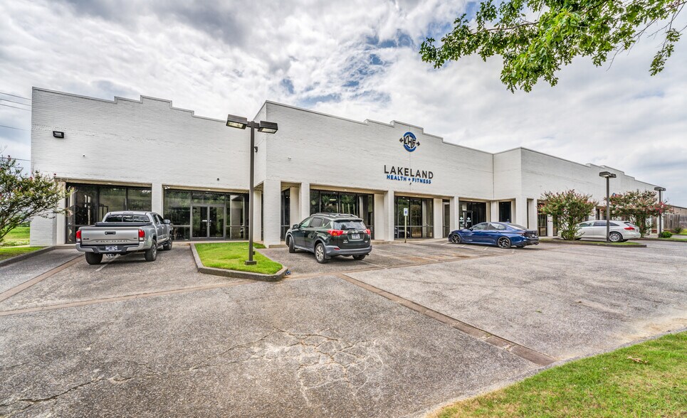 More Photos Of 9875 Huff Puff Rd, Lakeland Freestanding For Lease