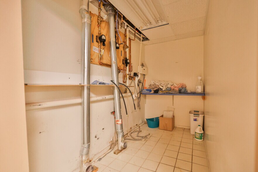 More Photos Of 107 N Bluff Rd, Collinsville Storefront For Sale