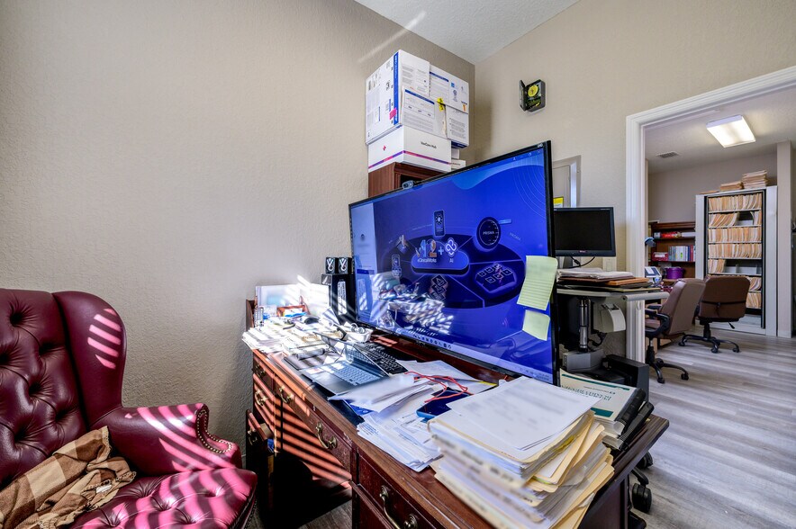 More Photos Of 6800-6810 Mariner Blvd, Spring Hill Office For Sale