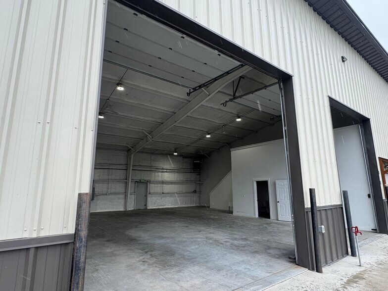 More Photos Of 313 Skyway Blvd, Belgrade Office For Lease