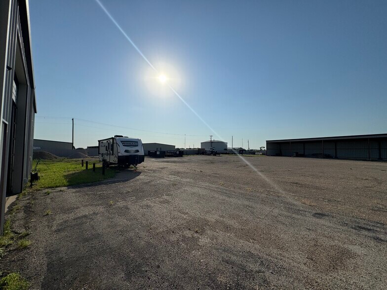More Photos Of 1814 Fm-66, Waxahachie Warehouse For Lease