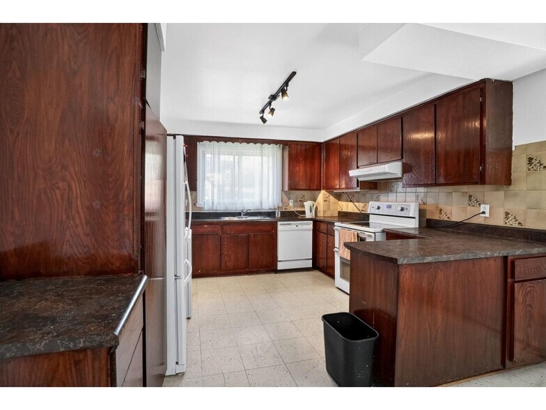 More Photos Of 417 - 425 Ave 76e, Lasalle Multifamily For Sale