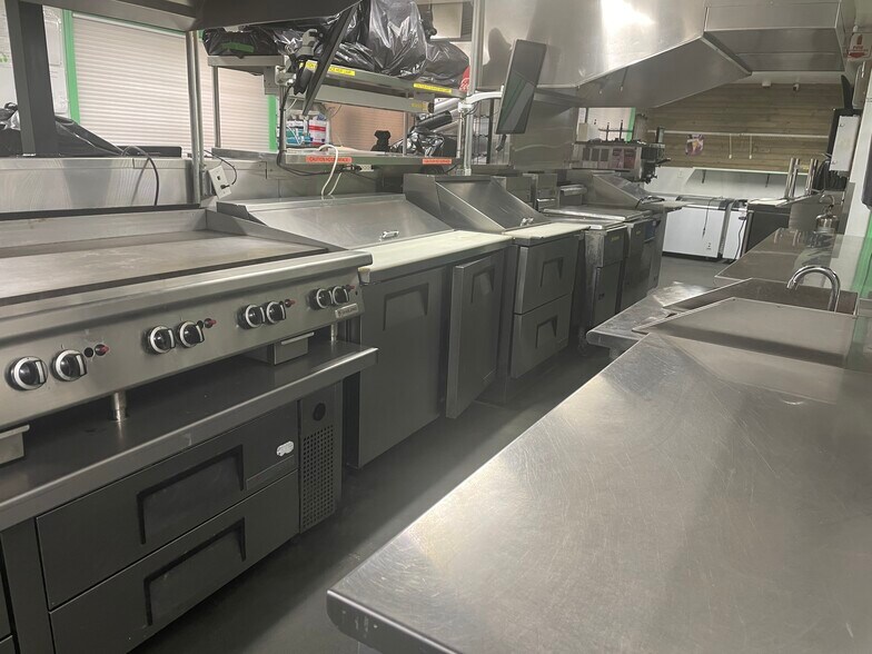 More Photos Of 94 E Route 66, Columbia Restaurant For Sale