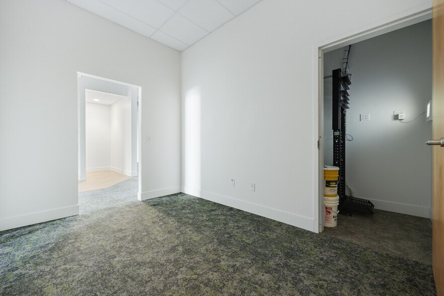 More Photos Of 9425 Sandifur Pky, Pasco Office For Sale