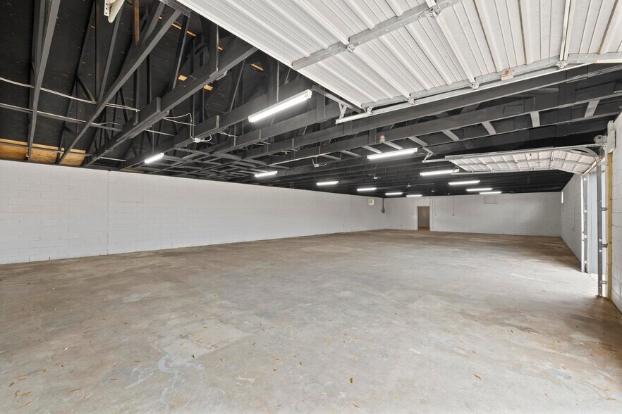 More Photos Of 317 S Old Corry Field Rd, Pensacola Showroom For Lease