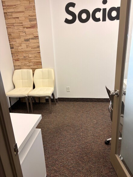 More Photos Of 125 Lakeshore Rd E, Mississauga Storefront Retail Office For Lease