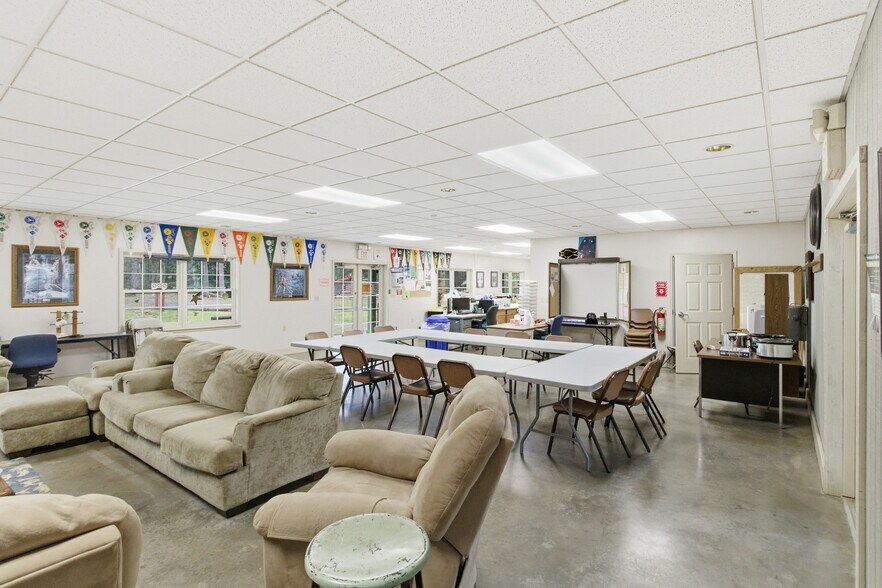 More Photos Of 89 Nolan Rd, Penfield General Retail For Sale