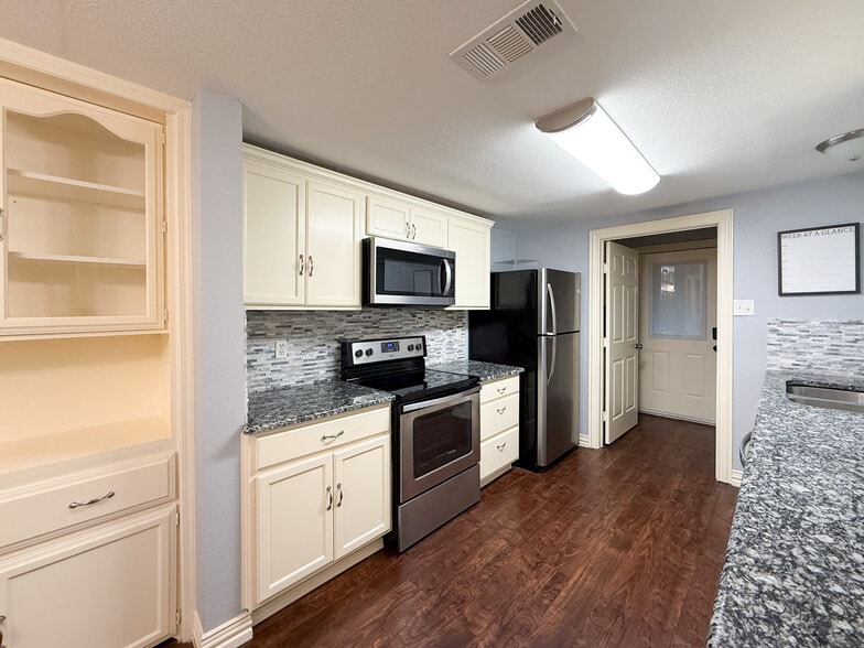 More Photos Of 211 Second St, Denton Flex For Sale