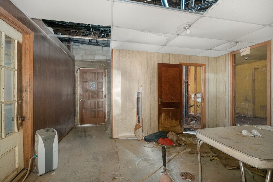 More Photos Of 802 E Nodaway St, Oregon Flex For Sale