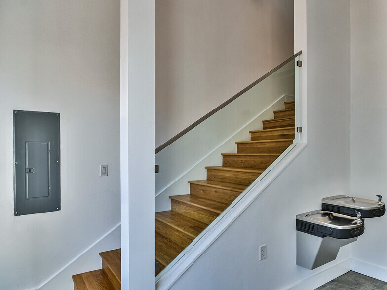 More Photos Of 515 11th St SE, Washington Storefront Retail Office For Lease