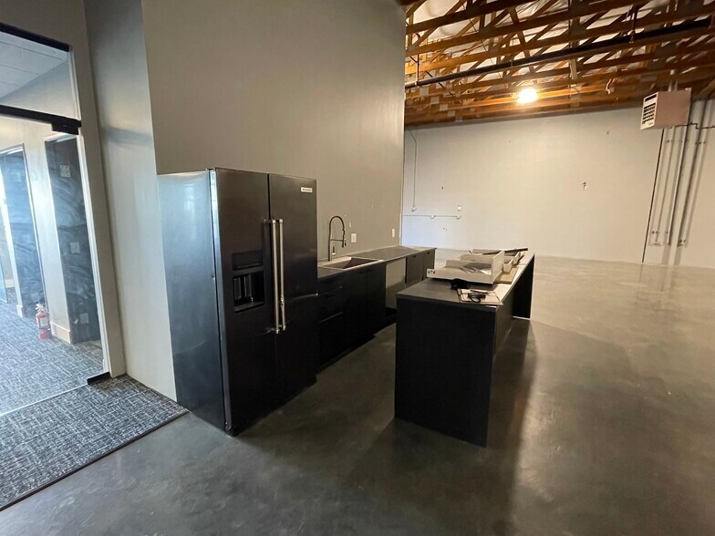 More Photos Of 1132 N Hayden Meadows Dr, Portland Unknown For Lease