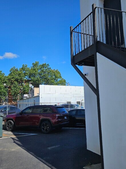 More Photos Of 183 Mineola Blvd, Mineola Office For Sale