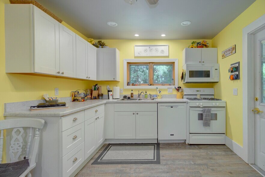 More Photos Of 1006 Court St, Imperial Hospitality For Sale