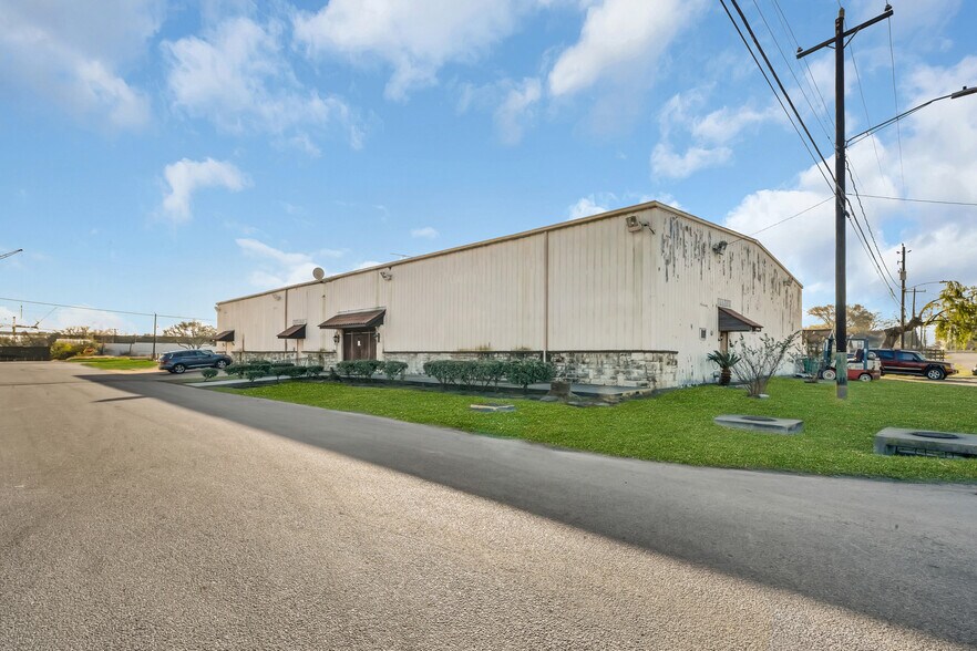 More Photos Of 8012 Endor, Houston Warehouse For Lease