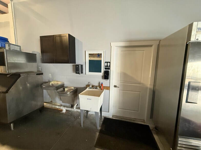 More Photos Of 6860 28th St Cir, Sarasota Warehouse For Sale