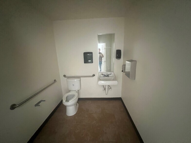 More Photos Of 317 E Cedar Ave, McAllen Warehouse For Lease