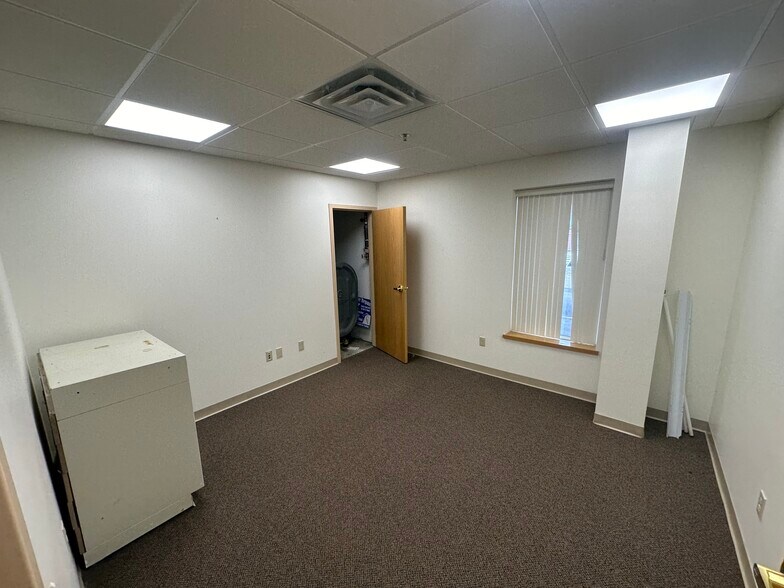 More Photos Of 35 Bridge St, Gardiner Fast Food For Lease