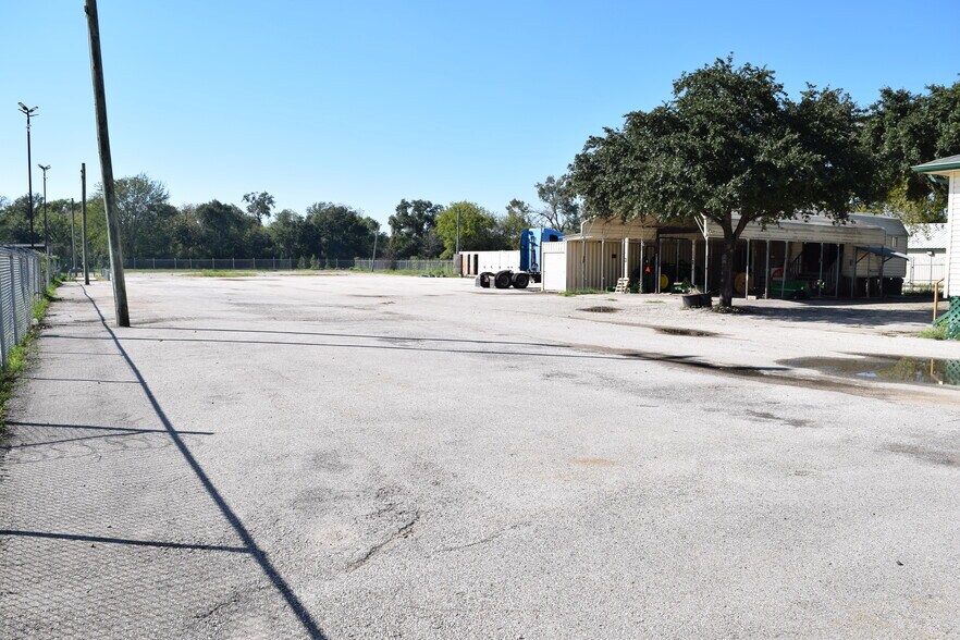 More Photos Of 12115 West Dr, Cypress Land For Lease