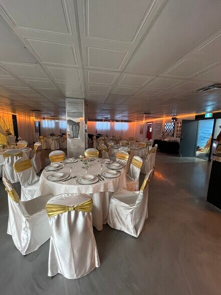 More Photos Of 3858-3870 Notre-Dame, Laval Office For Sale