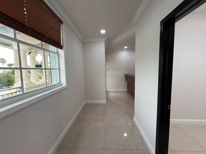More Photos Of 2470 NW 102nd Pl, Doral Storefront Retail Office For Sale