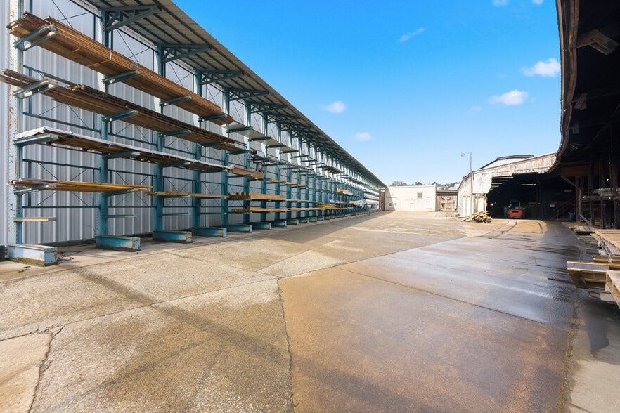 More Photos Of 715 W Pike St, Clarksburg Mixed Retail For Lease