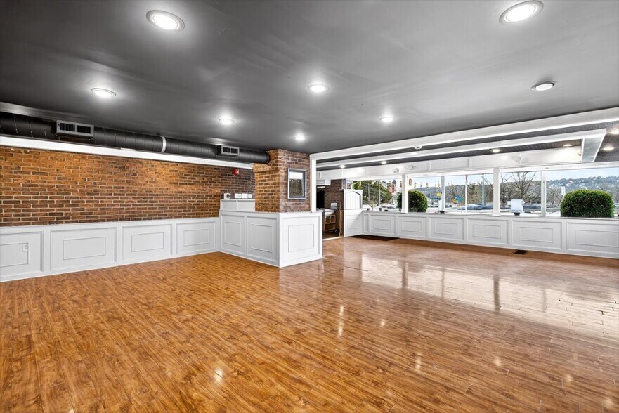 More Photos Of 5 Main St, Derby Restaurant For Sale