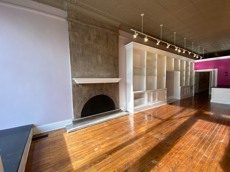 More Photos Of 209-211 N Limestone, Lexington Storefront Retail Residential For Sale