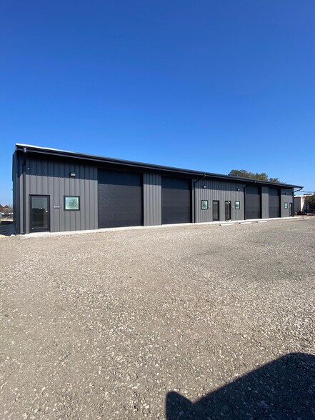 More Photos Of 2638 Business Loop 181 N, Floresville Flex For Lease