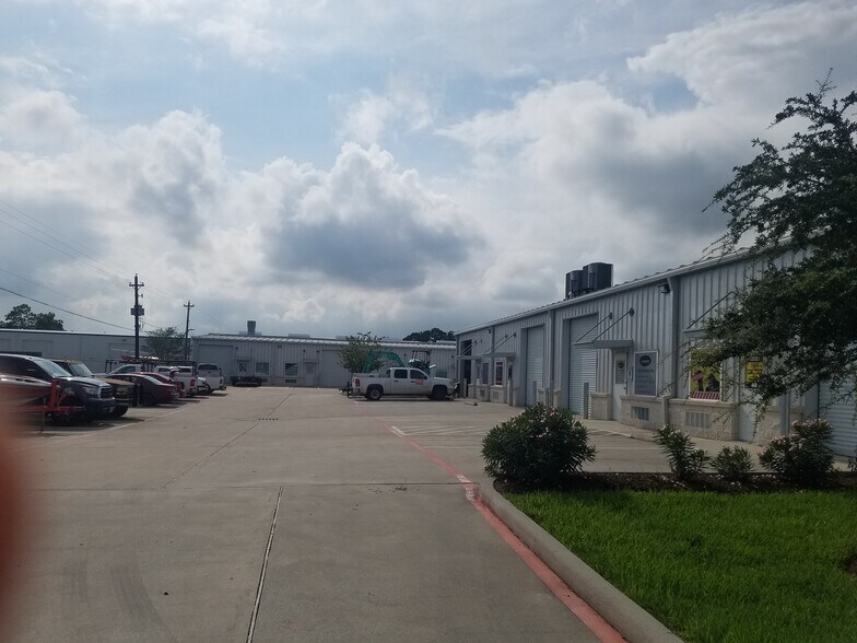 More Photos Of 1001 Sue Dr, Kemah Warehouse For Lease