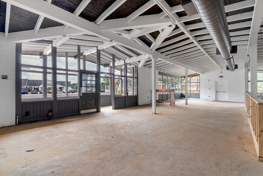 More Photos Of 1813 Laurens Rd, Greenville Restaurant For Sale