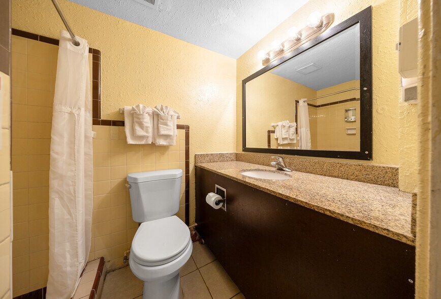 More Photos Of 2210 S Pine Ave, Ocala Hotel For Sale