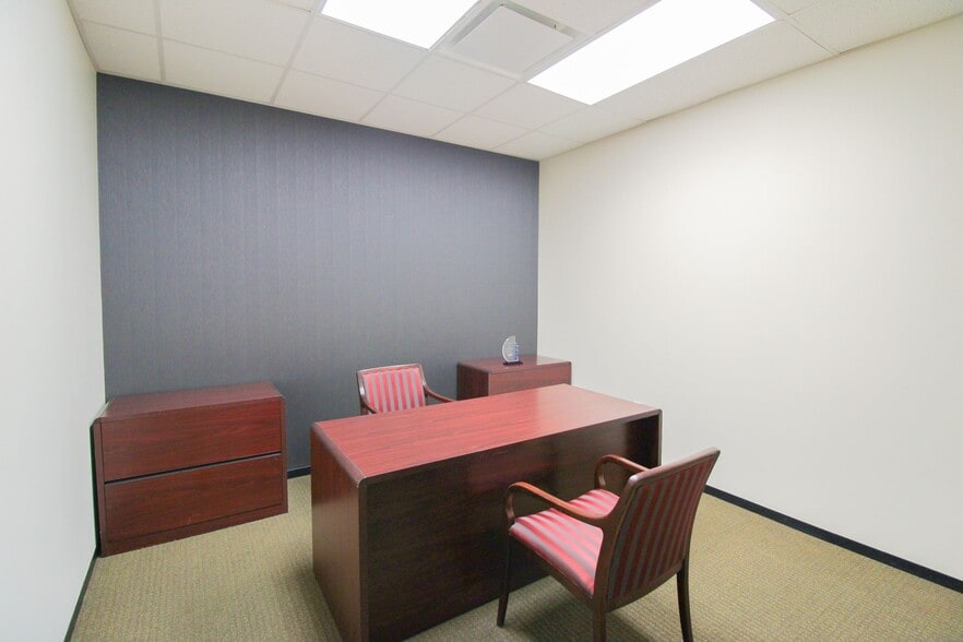 More Photos Of 6400 N Northwest Hwy, Chicago Apartments For Lease