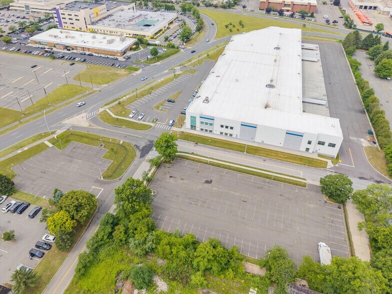 More Photos Of 107 Charles Lindbergh Blvd, Garden City Land For Lease