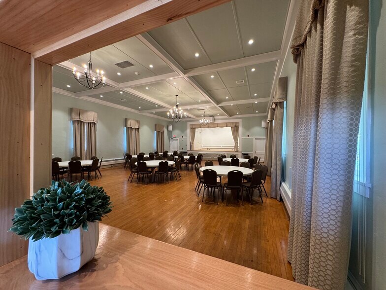 More Photos Of 43 Naubuc Ave, Glastonbury Flex For Sale