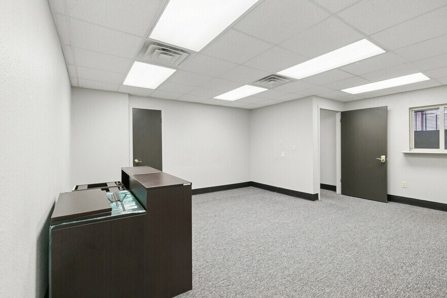 More Photos Of 1841 Enterprise Dr, Harvey Service For Lease