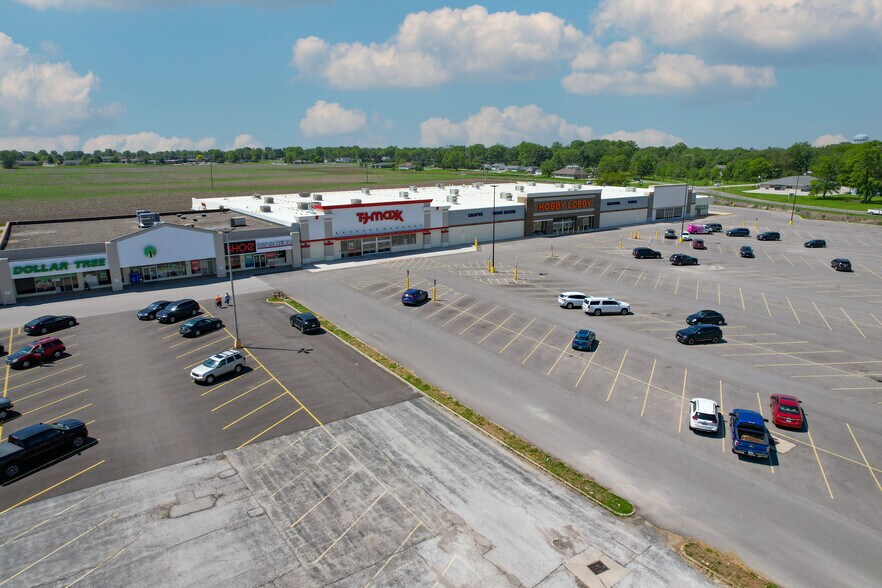 More Photos Of 1325 E Jackson St, Macomb Department Store For Lease