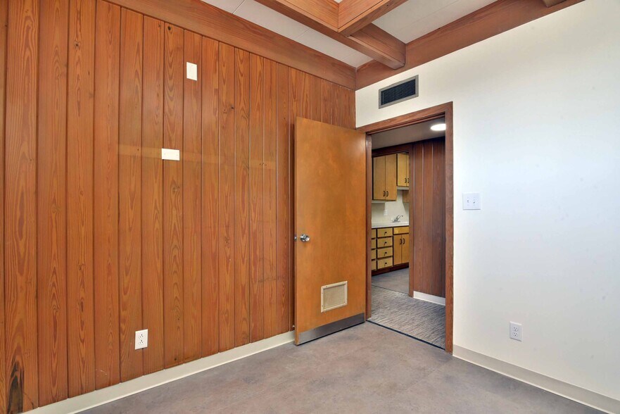 More Photos Of 500 N Jefferson St, Albany Medical For Sale