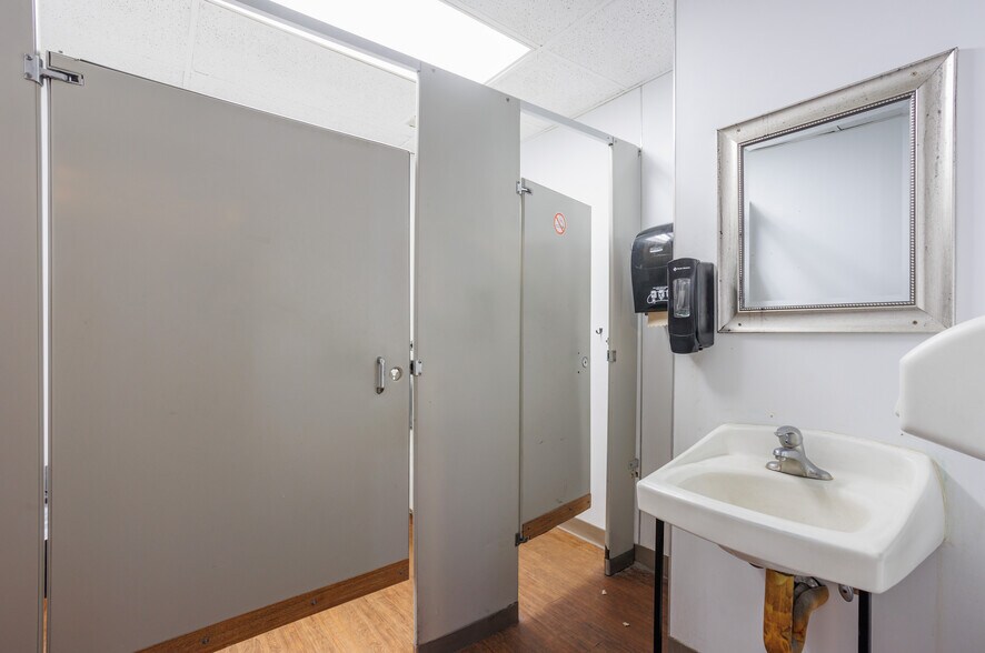 More Photos Of 149 E Main St, Hermiston Bar For Lease